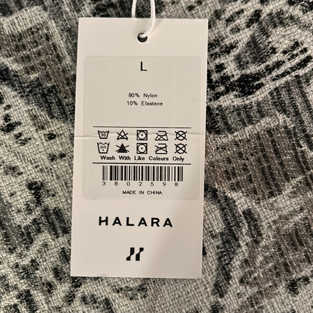 NWT HALARA CRISSCROSS YOGA SPORTS BRA ๐ง๐ปโโ๏ธ - Picture 4 of 4